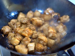 9、红烧肉,翻炒入味。