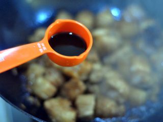 10、红烧肉,倒入醋，继续翻炒。