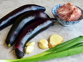 1、酱爆肉末茄子煲,准备食材