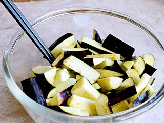 3、酱爆肉末茄子煲,拌匀腌制十分钟