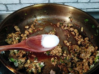 12、酱爆肉末茄子煲,加盐和白糖