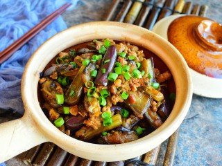 16、酱爆肉末茄子煲,成品图