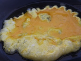 11、酱油炒饭,锅内热油，鸡蛋倒入炒