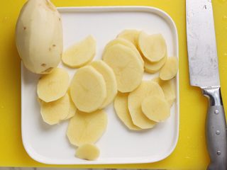 1、香辣干锅土豆片,土豆洗净去皮,切片。别太薄,也别太厚了,5mm左右。