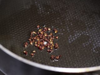 8、香辣干锅土豆片,先小火焙香花椒。