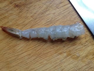 3、日式炸虾,虾去头去壳,挑出虾线(我买的时候卖家就已经把虾线挑干净了),洗净后在虾的腹部平均划三个口子,把筋切断,注意别整个切断了