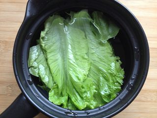 5、日式炸虾,生菜洗净后用淡盐水浸泡15分钟,沥干水分后切丝(作垫底用)