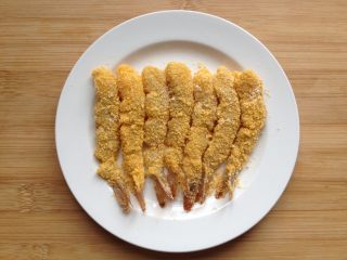 9、日式炸虾,把做好的虾摆放在盘中