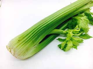 1、#感恩节食谱# 西芹百合炒腰果,主要食材西芹。