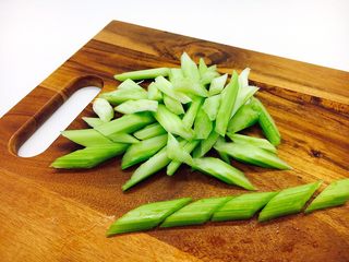 3、#感恩节食谱# 西芹百合炒腰果,然后切成3厘米左右的段。