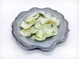 5、#感恩节食谱# 西芹百合炒腰果,剪去老根部分,把百合一瓣一瓣的掰开。洗干净沥干水分备用。