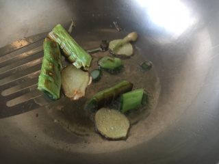 7、#感恩节食谱# 西芹百合炒腰果,把煸炒过的葱姜铲出来,不要了。