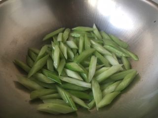 9、#感恩节食谱# 西芹百合炒腰果,大火,放入西芹段,翻炒一下。