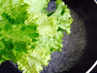 7、蚝油生菜,放入生菜