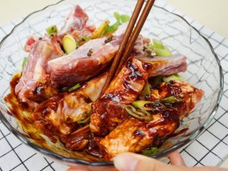 6、蜜汁烤排骨,搅拌均匀。