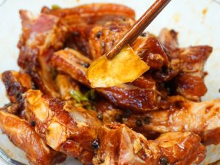 8、蜜汁烤排骨,把排骨里面的调料挑出来。