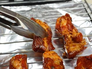 9、蜜汁烤排骨,排骨放到烤架上，放入烤箱200度，烤40分钟。（烤架下面垫一层烤盘，铺一层锡纸，这样很好清洗烤箱）