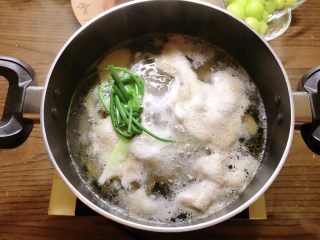 4、柠檬鸡爪,煮开后捞去浮末，继续煮8至10分钟。