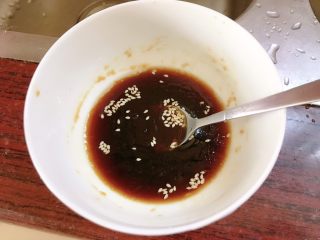 7、柠檬鸡爪,按口味准备好料汁:盐、酱油、醋、蚝油、香油、熟芝麻、鸡精。