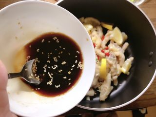 10、柠檬鸡爪,倒入料汁。