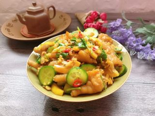 16、柠檬鸡爪,加入黄瓜片，也特好吃，这是加了黄瓜片的。直接黄瓜切片放入。