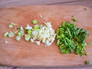 4、酱汁杏鲍菇,切葱蒜香菜末