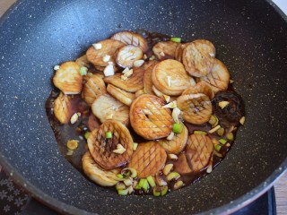 11、酱汁杏鲍菇,加入料汁，炒匀即可