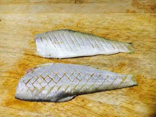 5、花刀马口鱼,然后再交叉切斜刀