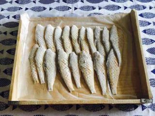 7、花刀马口鱼,这是沾好面粉的马口鱼。 若果你买的鱼比较多，要分次分批沾面粉，不然鱼会粘在一起的。