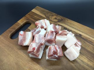 3、红烧肉,把五花肉切成块。