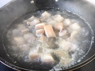 6、红烧肉,焯水时用大火，水开后水变得浑浊。