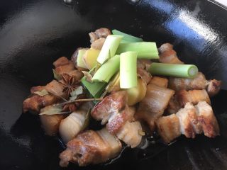 11、红烧肉,放入佐料，翻炒均匀。