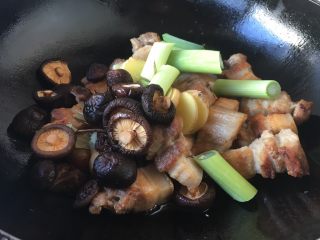 12、红烧肉,放入10粒洗干净的香菇。