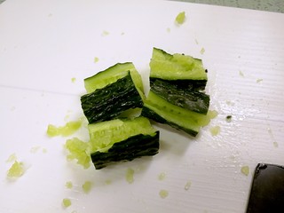 5、清爽拍青瓜,再从中间切开。