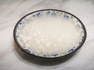 2、豆瓣鲫鱼,将淀粉用水调成水淀粉