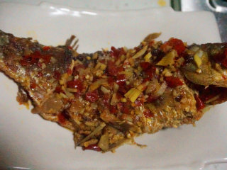 3、豆瓣鲫鱼,煮好的鱼放入碗中，将煮好的汁儿淋在鱼上即可