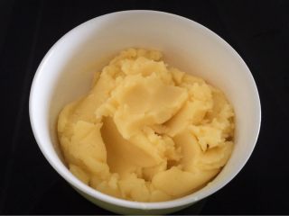 3、凤尾虾球一一烤箱版,蒸熟的土豆压成泥后加少许盐，拌匀