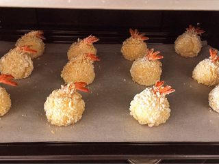 10、凤尾虾球一一烤箱版,烤箱预热170度上下火中层，烤20分钟，直至表面变成金黄色