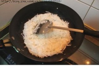 2、素鹅,锅烧热，油量稍多，下入萝卜丝炒到半透明；