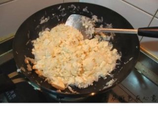 3、素鹅,放入豆腐，用铲子铲成小块；