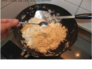 4、素鹅,调入适量盐，拌匀；