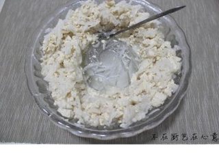 5、素鹅,取一敞口容器，在中间倒扣一只碗，把素鹅馅料放入，等待冷却并沥去多余水分；