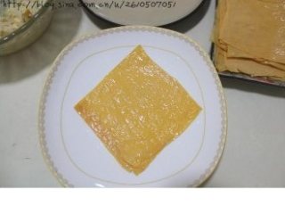 6、素鹅,豆皮用凉水冲洗，沥干水分，切成边长8厘米的方形；