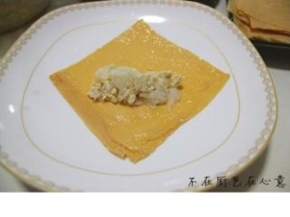 7、素鹅,如图，在豆皮中间放上适量素鹅馅；