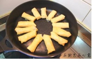 9、素鹅,将所有素鹅包好，平底锅，用少量油煎至两面金黄即可。