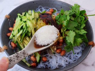 14、凉拌粉丝,加入白糖