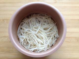 8、凉拌手撕杏鲍菇,将煮熟的杏鲍菇放入冷开水中过凉