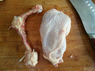 2、歌乐山辣子鸡,鸡腿洗净剔骨。