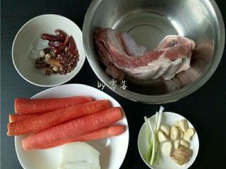 1、红烧牛腩,备好食材及调料:牛腩肉,胡萝卜,洋葱,老姜,大蒜,小葱,干辣椒,花椒,八角,三萘,白蔻,桂皮,香叶,小茴香,冰糖。胡萝卜削皮洗净,洋葱,老姜,大蒜,小葱洗净。小葱只取葱白部分,少许葱绿可留作最后出锅后点缀。