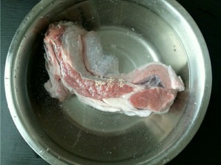 2、红烧牛腩,牛腩肉洗净后,用清水浸泡30分钟左右。期间换一次水。